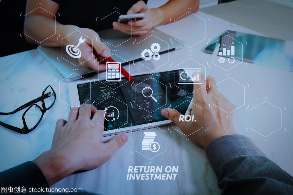 用于改善業務的虛擬儀表盤中投資指標的 Roi 回報。商務團隊會議出席。照片專業投資者使用新的啟動項目。財務經理會議
